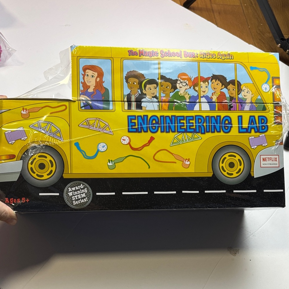 Scholastic-The Magic School Bus Engineering Lab - Ages 5+ - Young Scientist Club